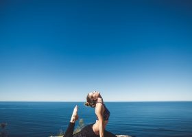 Stretching au bord de la mer