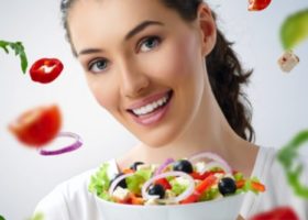 Femme qui mange des légumes