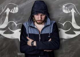 Un homme cache sa calvitie sous sa capuche